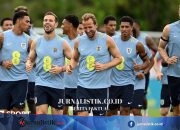 What is SkyJo? The card game being played in the England camp