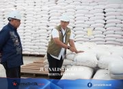 Dirut Bulog Didampingi Gubernur Gusnar Bagi Beras di Gorontalo