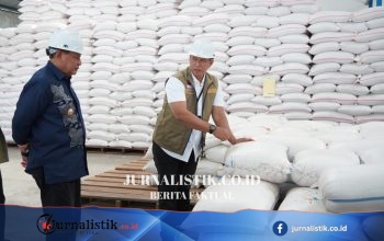 Dirut Perum Bulog Didampingi Gubernur Gusnar Ismail Salurkan Beras di Gorontalo