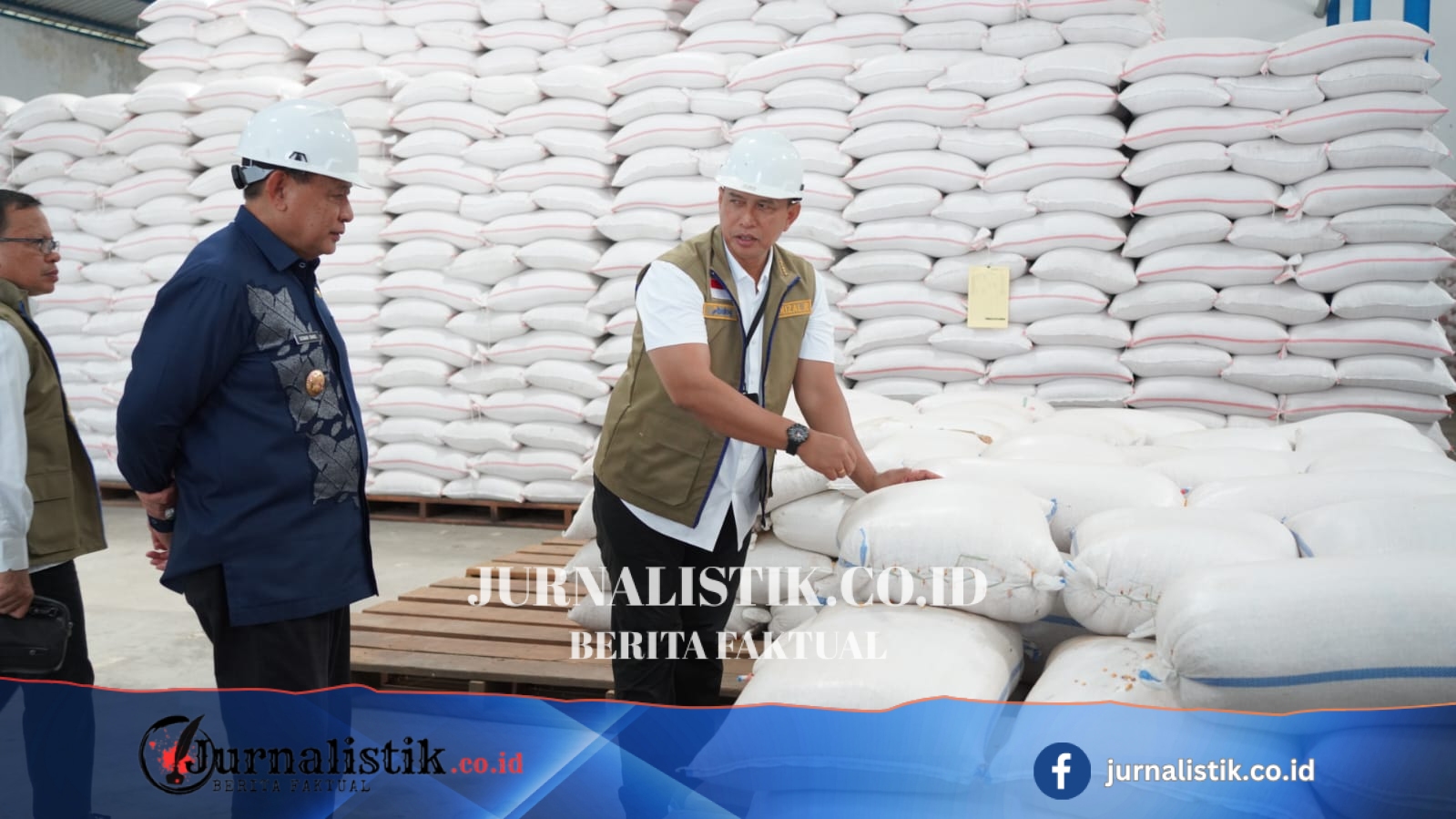 Dirut Bulog Didampingi Gubernur Gusnar Bagi Beras di Gorontalo