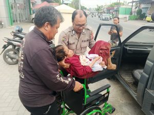 Tergeletak di Tengah Kebun Jagung, Perempuan Tanpa Identitas Dievakuasi Polisi