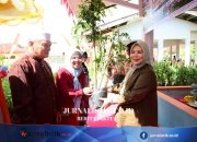 Orang Tua Siswa Bawa Pulang Bibit Cabai dan Tomat Hasil Program Ketahanan Pangan