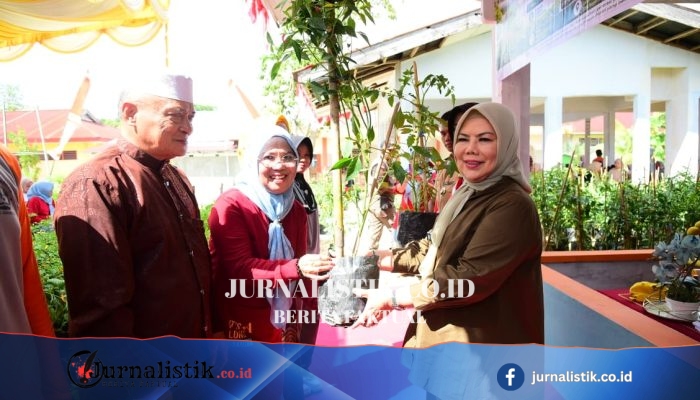 Orang Tua Siswa Bawa Pulang Bibit Cabai dan Tomat dari Program Ketahanan Pangan