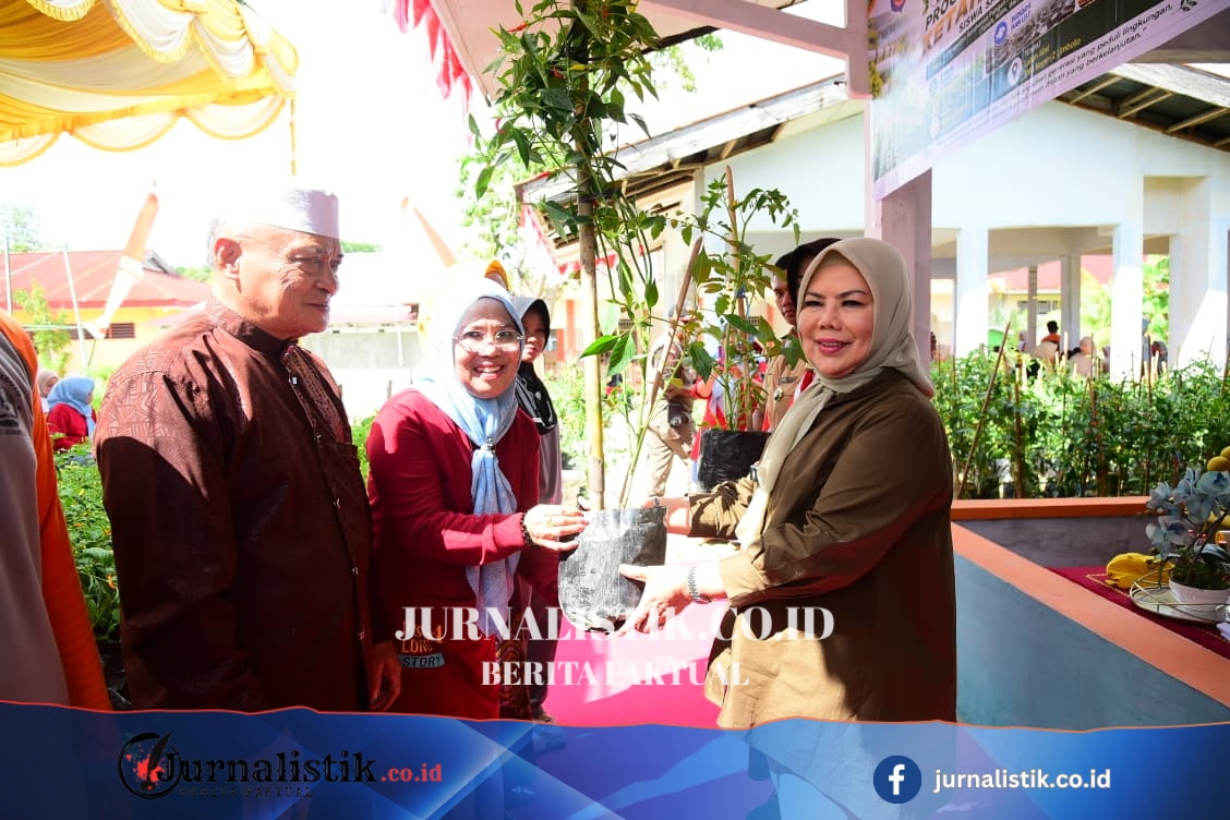 Orang Tua Siswa Bawa Pulang Bibit Cabai dan Tomat Hasil Program Ketahanan Pangan