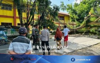 Sinergi Polisi, TNI, dan Warga Membersihkan Pohon Tumbang yang Menutupi Jalan Husin Bilondatu