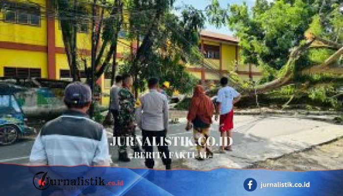 Sinergi Polisi, TNI, dan Warga Membersihkan Pohon Tumbang yang Menutupi Jalan Husin Bilondatu