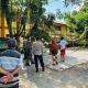 Sinergi Polisi, TNI, dan Warga Membersihkan Pohon Tumbang yang Menutupi Jalan Husin Bilondatu