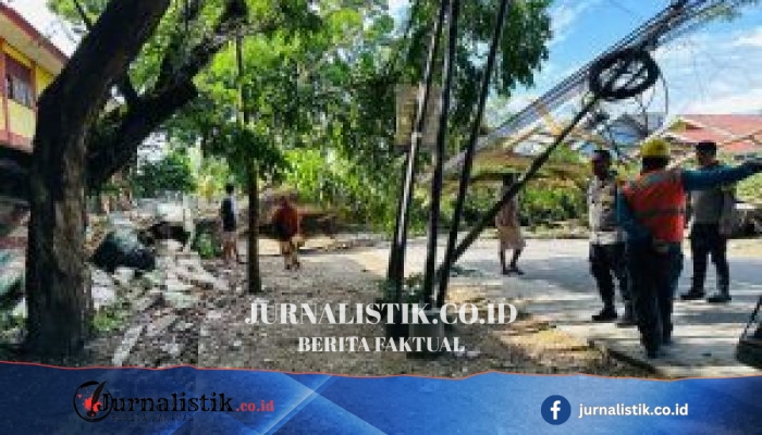Aparat dan Warga Kembali Buka Akses Jalan Setelah Pohon Tumbang di Telaga