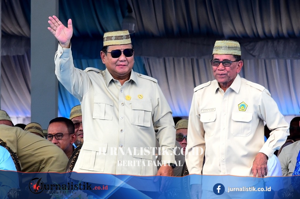Presiden Prabowo Kenakan Upiah Karanji pada Puncak PENAS XVII