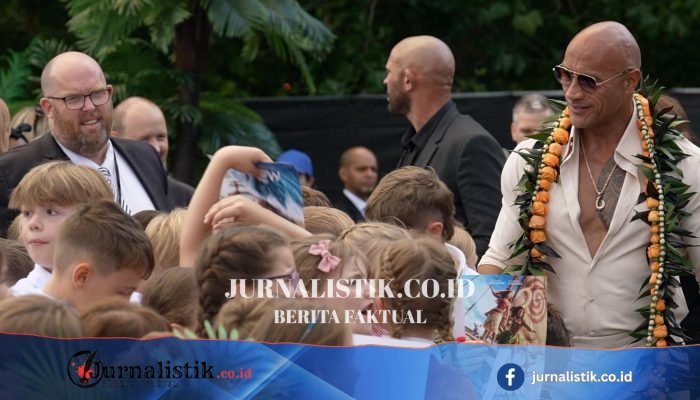 Kunjungan sekolah ke London jadi kejutan: sekitar 50 siswa Sudbury bertemu Dwayne Johnson di Moana Experience