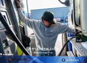 Trump accuses big oil firms of price-gouging drivers