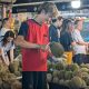 “Durian tsunami”: Harga durian Malaysia jeblok akibat pasokan berlimpah, Singapura bagi gratis sejak pertengahan Juni