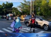 Personel Ditsamapta Polda Gorontalo Bantu Pelajar Menyeberang dan Lakukan Pengaturan Arus Lalu Lintas di Depan SMAN 1 Telaga