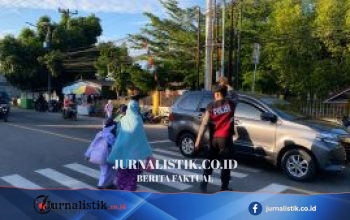 Personel Ditsamapta Polda Gorontalo Bantu Pelajar Menyeberang dan Atur Arus Lalu Lintas di Depan SMAN 1 Telaga