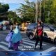 Personel Ditsamapta Polda Gorontalo Bantu Pelajar Menyeberang dan Atur Arus Lalu Lintas di Depan SMAN 1 Telaga