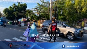 Personel Ditsamapta Polda Gorontalo Bantu Pelajar Menyeberang dan Atur Arus Lalu Lintas di Depan SMAN 1 Telaga