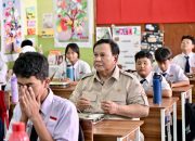 Prabowo Santap Menu MBG Bersama Siswa SMPN 111 Jakarta