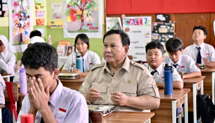 Prabowo Santap Menu MBG Bersama Siswa SMPN 111 Jakarta