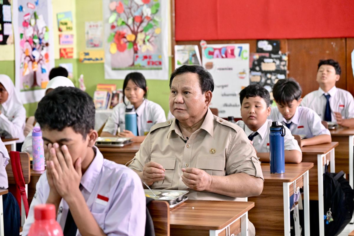Momen Prabowo Santap Menu MBG Bersama Siswa SMPN 111 Jakarta