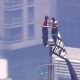 Dua Orang Naik ke Puncak Empire State Building, Spanduk “When the power of love beats the love of power the world knows peace”