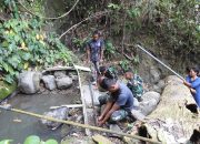 Satgas TMMD Ke-129 Kodim 1313/Pohuwato melanjutkan pemasangan pipa air bersih dari mata air pegunungan menuju bak penampungan, Ahad 26 Juli 2026