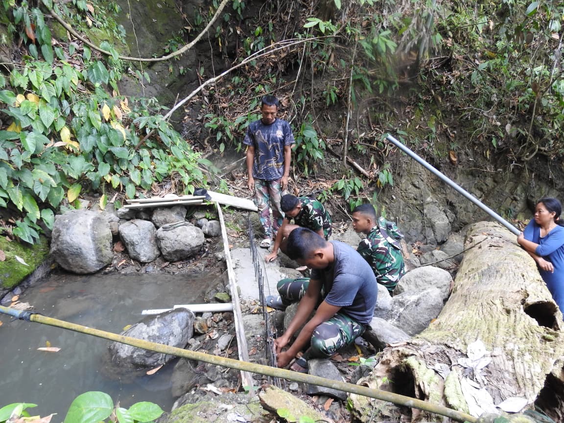 Satgas TMMD Ke-129 Kodim 1313/Pohuwato melanjutkan pemasangan pipa air bersih dari mata air pegunungan menuju bak penampungan, Ahad 26 Juli 2026