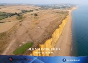 Melalui Foto: Kekeringan Meluas di Inggris saat Sungai Mengering