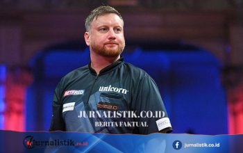 World Matchplay 2026: Cameron Menzies ditangani medis setelah sempat pingsan di panggung saat hadapi Ross Smith