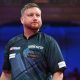 World Matchplay 2026: Cameron Menzies ditangani medis setelah sempat pingsan di panggung saat hadapi Ross Smith
