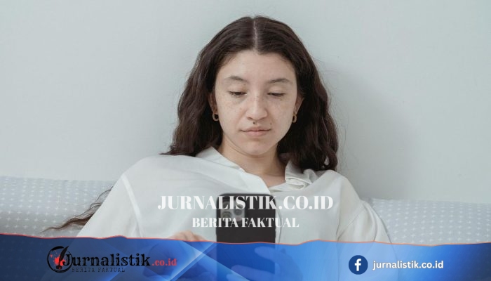 Kebanyakan Menatap HP Bisa Picu Sakit Kepala hingga Migrain, Ini Cara Mencegahnya