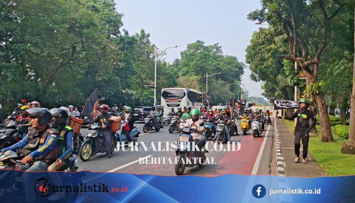 Ojol Tiba di Medan Merdeka Selatan Jakpus, Minta Jalan ke Istana Negara Dibuka