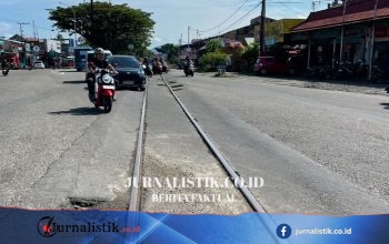 Lubuk Buaya, Padang: Perlintasan Sebidang Rel Rusak Parah, Puluhan Pengendara Motor Jatuh Saat Hujan