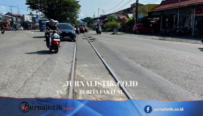 Lubuk Buaya, Padang: Perlintasan Sebidang Rel Rusak Parah, Puluhan Pengendara Motor Jatuh Saat Hujan