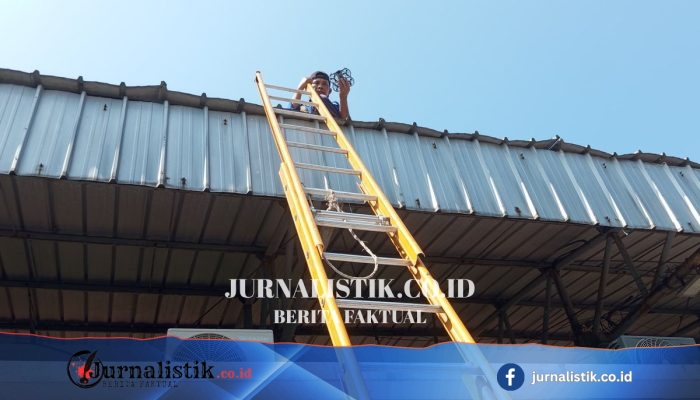 Baterai Menipis, Drone Kris Anto Tersangkut di Bawah Atap Stadion Wijaya Kusuma Cilacap, Damkar Turun