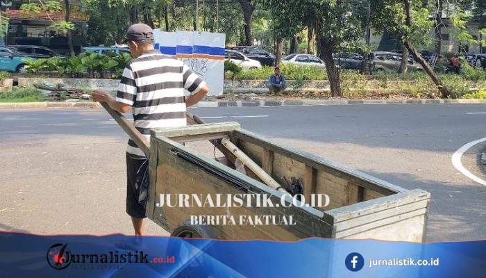 Menanti Panggilan dari Menteng: Pembeli Barang Bekas Menghidupi Keluarga