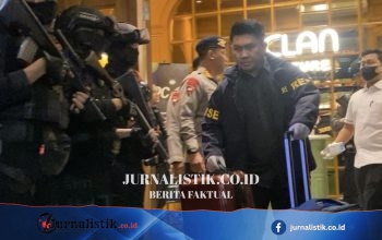Polisi Membawa 4 Koper Berisi Uang dan Dokumen serta 3 Saksi setelah Geledah Restoran di Cipete