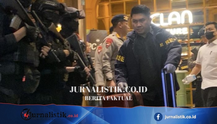 Polisi Membawa 4 Koper Berisi Uang dan Dokumen serta 3 Saksi setelah Geledah Restoran di Cipete