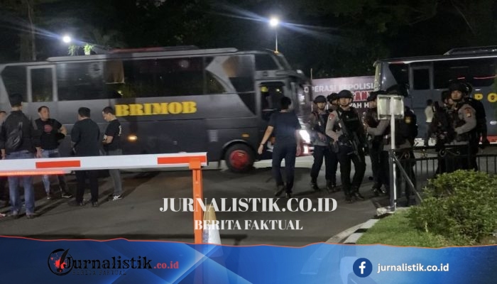 Puluhan Polisi Bersenjata Bersiap di Mapolda Metro Jaya, Kamis Malam