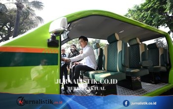 Gibran Duduk sambil Membubuhkan Tanda Tangan di Mobil Listrik MOLISA Buatan Mahasiswa Unissula