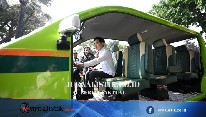 Gibran Duduk sambil Membubuhkan Tanda Tangan di Mobil Listrik MOLISA Buatan Mahasiswa Unissula