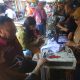 Menjelang Hari Pertama Masuk Sekolah, Penjahit Pasar Tanjung Anyar Mojokerto Kebanjiran Permak Seragam