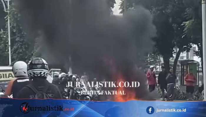 Yamaha R15 Ludes Terbakar di Pasar Minggu Setelah Hindari Mobil Pengereman Mendadak, Pengendara Luka