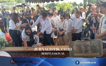 Temon Dimakamkan di TPU Tanah Kusir, Istri Ucap ‘Sampai Bertemu Lagi, Sayang’