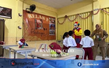 SD di Semarang Terima Tiga Siswa Baru: Seragam Gratis dan Badut Penyambut