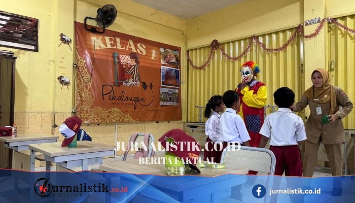 SD di Semarang Terima Tiga Siswa Baru: Seragam Gratis dan Badut Penyambut