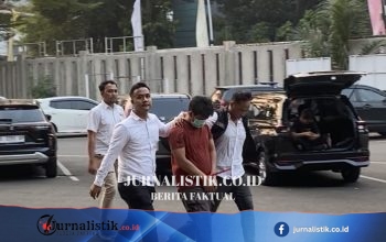 Masker Menutupi Wajah, Pelaku Teror Bom SDN Srengseng Sawah 15 Tertunduk saat Dituntun Polisi
