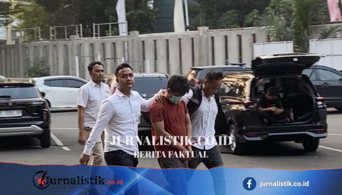 Masker Menutupi Wajah, Pelaku Teror Bom SDN Srengseng Sawah 15 Tertunduk saat Dituntun Polisi