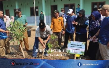 Subakir (60) Tanam Bibit Durian “Pohon Cinta” Usai Menikah di KUA Kabupaten Semarang