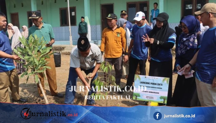 Subakir (60) Tanam Bibit Durian “Pohon Cinta” Usai Menikah di KUA Kabupaten Semarang