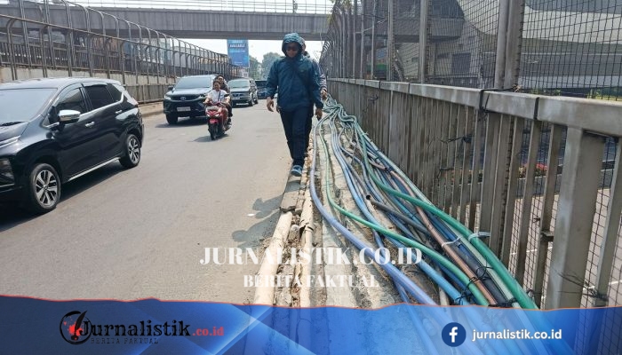 “Saya Takut Tersandung, Ini Membahayakan” Lansia Protes Kabel Semrawut di Trotoar Flyover Bekasi